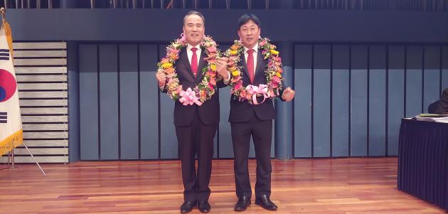 대구시회 신임 백흠도 회장(왼쪽)과 채홍철 부회장이 당선 후 기념 촬영을 하고 있다.