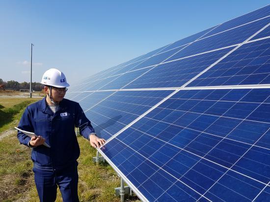 LS산전 관계자가 28MW급 일본 지토세 태양광 발전소 모듈을 점검하고 있다. 