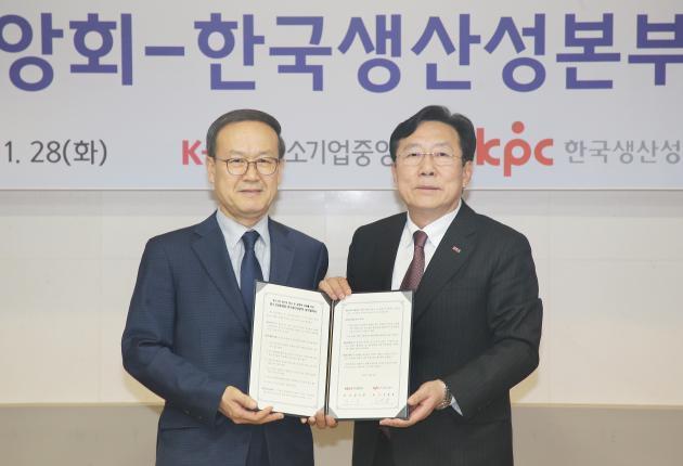 김기문 중기중앙회장(오른쪽)과 노규성 생산성본부 회장이 업무협약을 체결하고 있다. 