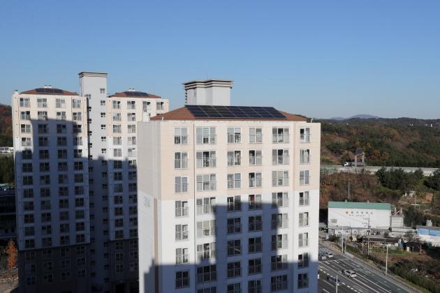 울산시가 환경단체, 기업체와 함께 에너지 소외계층을 위해 아파트 옥상에 설치한 태양광 발전시설 모습.(제공=연합뉴스)