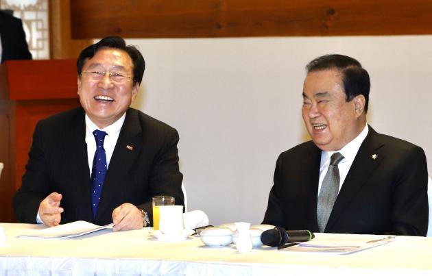 문희상 국회의장(오른쪽)과 김기문 중기중앙회장이 환하게 웃으며 대화하고 있다. 