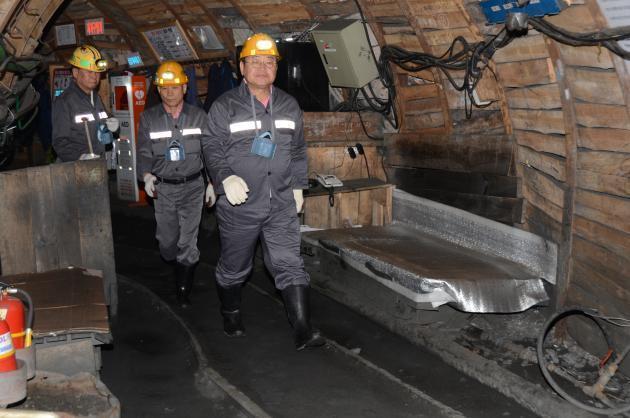 유정배 대한석탄공사 사장이 10일 채탄 작업장에서 생산현장을 점검하고 있다.