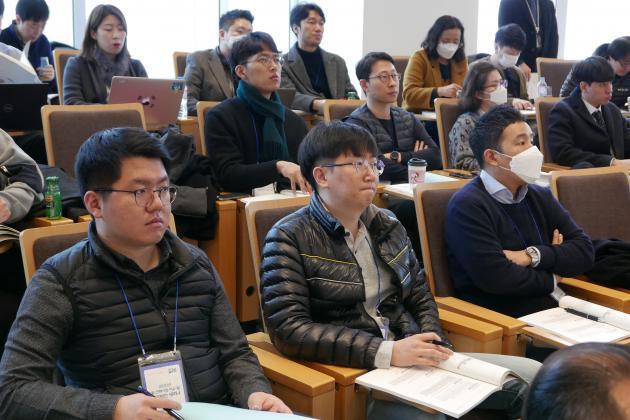 스마트그리드협회가 개최한 ‘신전력시장 이슈 및 대응방안 세미나’ 참가자들이 발표를 경청하고 있다.