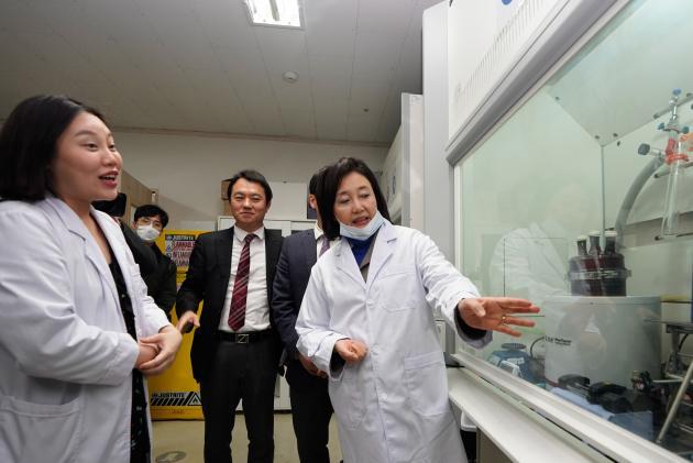 13일 박영선 중소벤처기업부 장관이 코로나19 관련 스타트업 간담회에 앞서 백신 개발업체 휴벳 바이오를 둘러보고 있다.