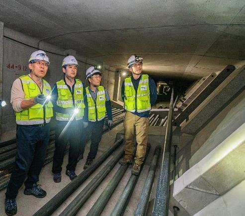 조성일 서울시설공단 이사장을 비롯한 공단 관계자들이 도로 터널 내부를 점검하고 있다.