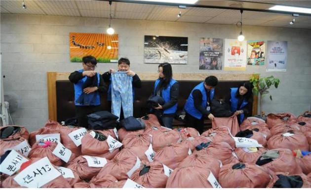 한국환경공단 임직원들이 개발도상국 등에 전달하기 위해 기부받은 의류, 모자, 신발, 가방 등 잡화 및 옛 근무복을 선별·분류하고 있다.