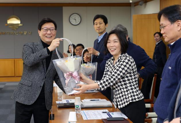 경기 성남시 한국지역난방공사 본사에서 지역 화훼 소비 진작 분위기 조성을 위한 꽃 나눔 행사가 진행되고 있다.