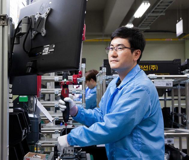 LS EV 코리아 한국 사업장에서 직원들이 ESS용 부품을 생산하고 있다. 
