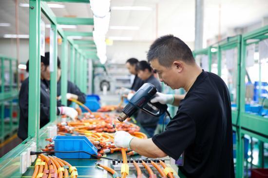 LS EV 코리아 중국 사업장에서 직원들이 전기차용 하네스를 생산하고 있다.