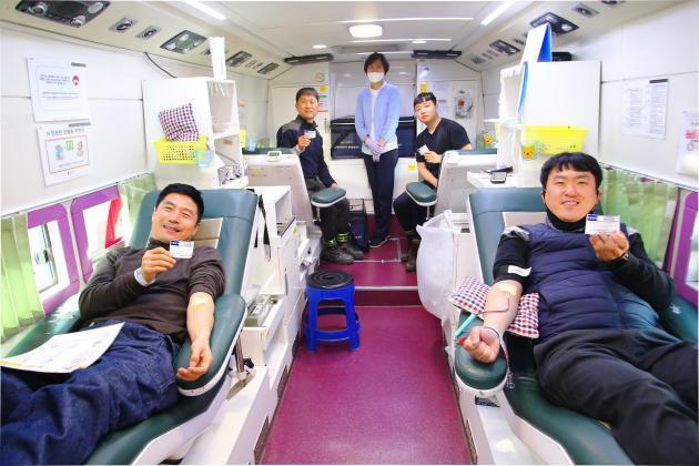 현대중공업이 혈액 수급 위기 해소를 위해 19일부터 사흘간 사내에서 임직원 단체헌혈을 실시했다.