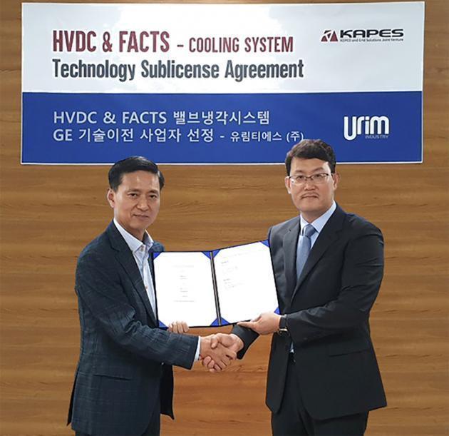 카페스 박진홍 대표(왼쪽)와 김진수 유림티에스 대표가 기술이전 및 국산화 계약을 체결하고 있다. 