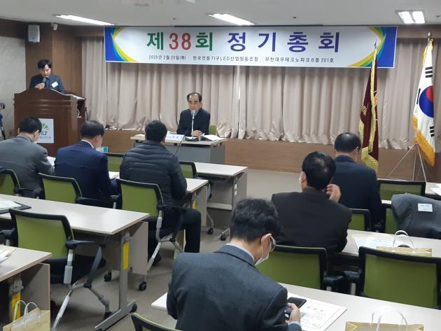 박현주 전등기구조합 이사장이 총회에 참석한 조합원사 관계자들에게 당부사항을 전하고 있다.