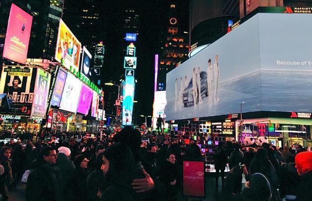 현대차가 미국 뉴욕 타임스스퀘어에서 방탄소년단이 출연한 ‘글로벌 수소 캠페인’ 영상을 최초로 공개했다.