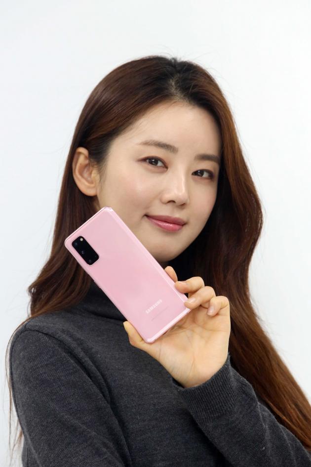 LG유플러스 모델이 갤럭시S20 클라우드 핑크를 소개하고 있다.