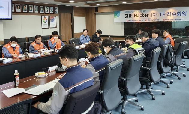 24일 충남 당진시 한국동서발전 당진화력본부에서 ‘동서 안전보건 해커톤(SHE Hacker)’ 관계자들이 회의를 진행하고 있다.