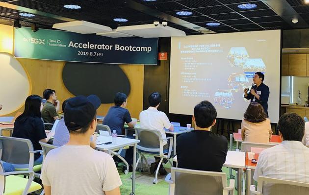 지난해 첫 실시된 ‘5GX 트루이노베이션 엑셀러레이터(5GX True Innovation Accelerator)’ 프로그램에 선발된 스타트업들이 서울 중구 신한 L타워 내 ‘True Innovation Lab’에서 미팅에 참여하고 있다.