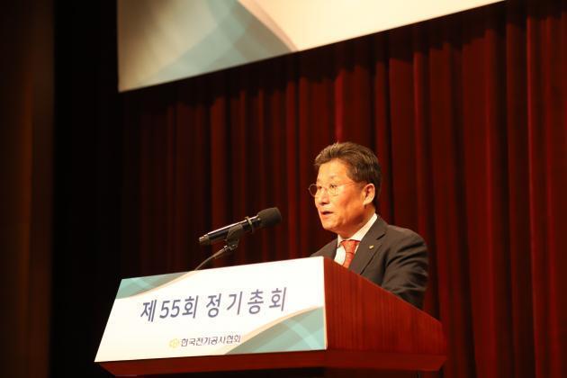 한국전기공사협회 류재선 회장이 연임이 확정된 후 감사 인사를 전하고 있다.