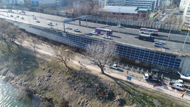 서울에너지공사가 광나루에 설치한 태양광 발전소 전경.
