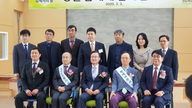 지난 3일 열린 납세자의 날 행사에서 최범석 서울산전 대표(앞줄 왼쪽 첫번째)를 비롯한 수상자와 관계자들이 기념촬영을 하고 있다. 