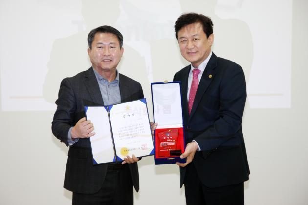 박춘하 젬 대표(왼쪽)와 김병우 충북교육감이 감사패를 들어 보이고 있다.