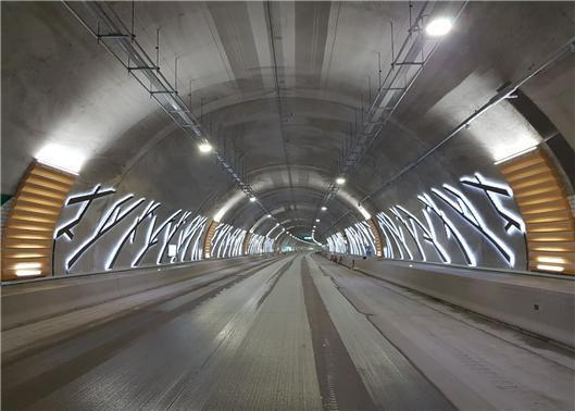 도로공사의 부산외곽순환 고속도로 금정산터널 디자인조명.