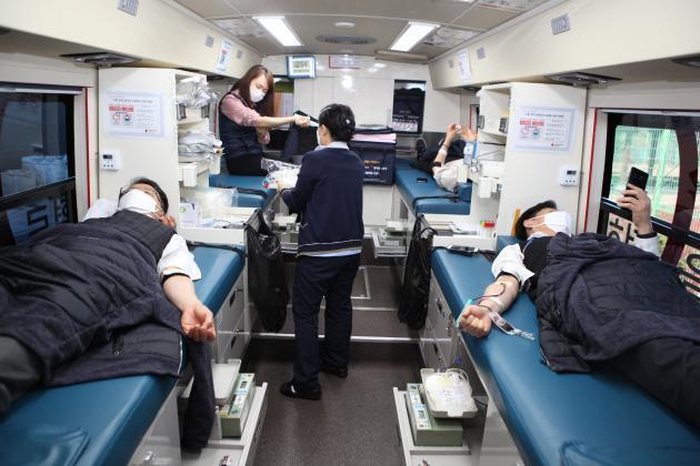 한국승강기안전공단 직원들이 11일 코로나19로 헌혈자가 급감해 어려움을 겪고 있는 혈액수급난 해소를 위해 헌혈봉사를 실시하고 있다.