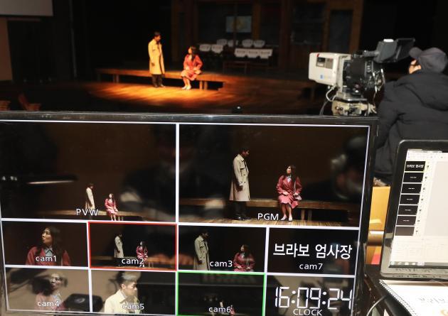 관중없이 온라인으로 공연실황이 생중계 되고 있는 연극 ‘브라보 엄사장’.(제공=연합뉴스)