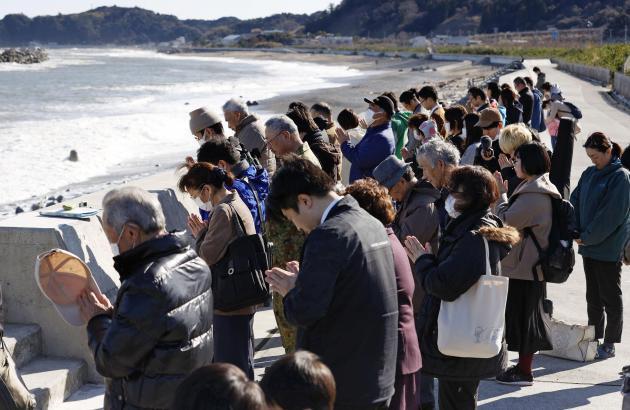 후쿠시마원전사고 9주기를 맞은 지난 11일 일본 후쿠시마현 이와키시 해변에서 마을 주민 등이 희생자를 기리고 있다. 사진은 기사의 특정 사실과 관련 없음. (제공:연합뉴스)