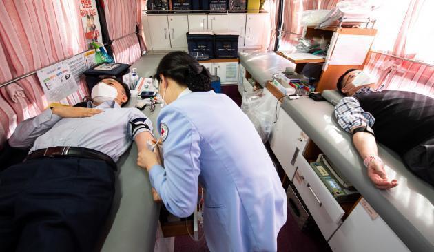 한국전기안전공사 직원들이 부족해진 혈액수급을 위해 헌혈에 참여하고 있다.