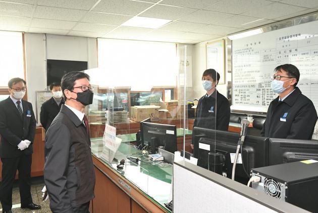 손병석 한국철도 사장(왼쪽 세 번째)이 18일 오후 대구기관차승무사업소에서 코로나19 확산 방지를 위한 접촉 차단 유리막 시설을 살펴보고 있다.