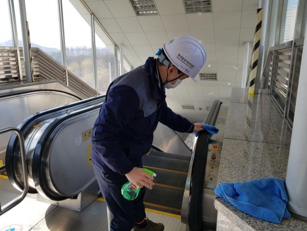 한국승강기안전공단 화성오산지사 검사사원들이 지하철 역사 에스컬레이터 핸드레일 소독작업을 실시하고 있다. 
