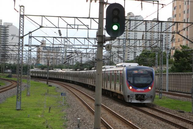 한국철도가 수도권 전철 1호선 운행 시간표를 대폭 개선, 편의성을 늘렸다고 밝혔다.