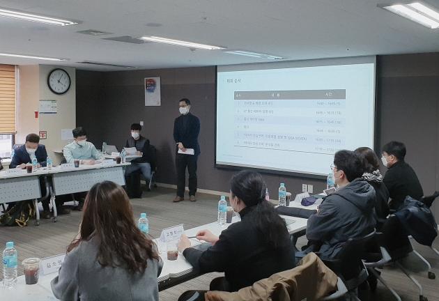 지난 18일 서울시 중구 한국데이터산업진흥원에서 열린 코로나19 확산예측 연구 얼라이언스 사전 미팅서 변형균 KT AI/BigData서비스담당(상무)이 발표하고 있다.