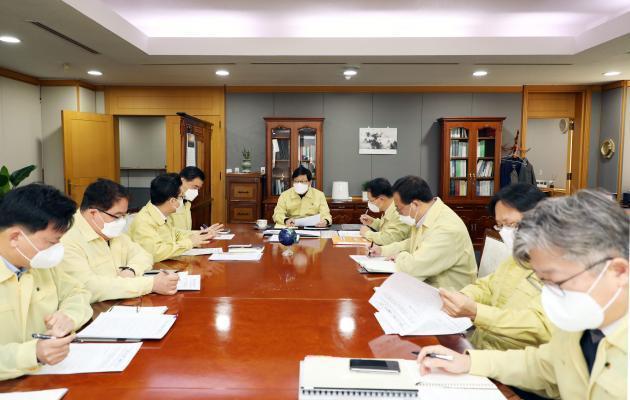 23일 황창화 한국지역난방공사 사장(가운데)이 코로나19 관련 경영진긴급대책회의에서 의견을 말하고 있다.
