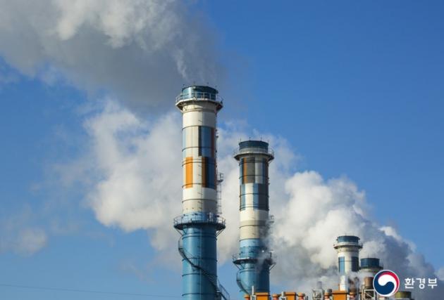 공장 굴뚝서 나오는 대기오염 물질 측정결과가 실시간으로 공개된다. (제공=환경부)