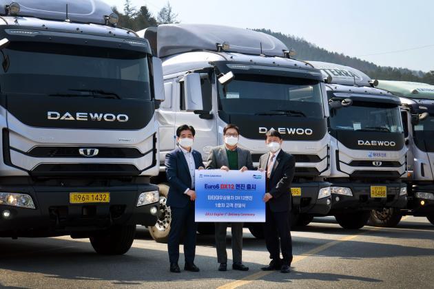 타타대우상용차가 지난 25일 신형 엔진 DX12를 장착한 ‘프리마’ 트럭 1호차를 고객에게 인도했다.