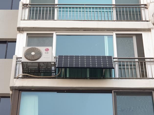 베란다형 태양광 미니발전소가 설치된 아파트 전경.