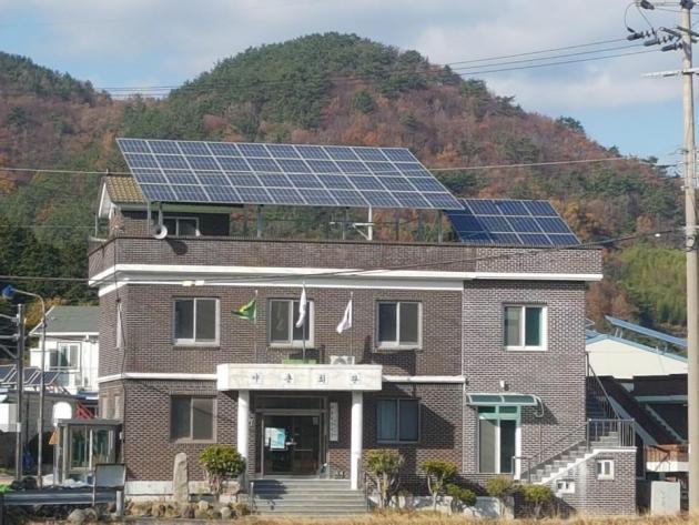경남지역 한 마을회관에 설치된 태양광 발전설비.(제공=연합뉴스)