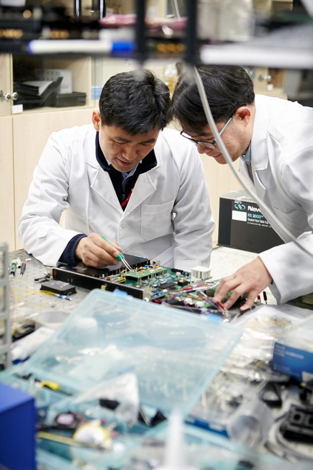 SK텔레콤 연구원들이 경기도 분당에 위치한 IDQ 한국 지사에서 양자암호통신을 연구하고 있다.