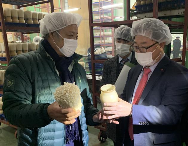 박일준 한국동서발전 사장(오른쪽)이 지난 1월 경북 청도군 그린피스농원을 방문해 관계자로부터 버섯 생산시설에 대한 설명을 듣고 있다.