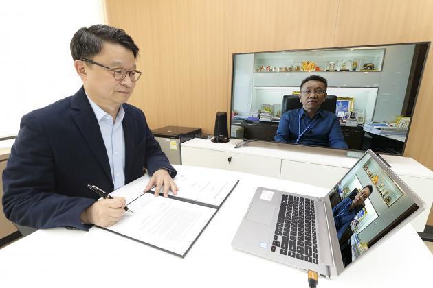 김영우 KT 글로벌사업본부장(상무)과 수폿 산얍피시쿨 3BB TV 사장이 화상회의를 하며 계약을 체결하고 있다.