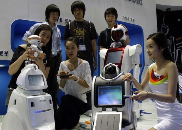 킨텍스에서 열린 ‘스마트홈네트워크쇼’에서 한 업체가 가정 등에서 편리하게 이용할 수 있는 각종 로봇을 선보였다. (제공: 연합뉴스)