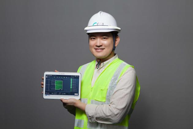 스마트 안전 플랫폼(웹/앱)을 통해 현장 내 작업 중인 근로자 정보를 확인하는 모습.