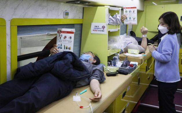 한전KPS 직원들이 본사 및 전국사업소에서 혈액수급 안정화를 위한 자발적 헌혈활동에 나서고 있다.
