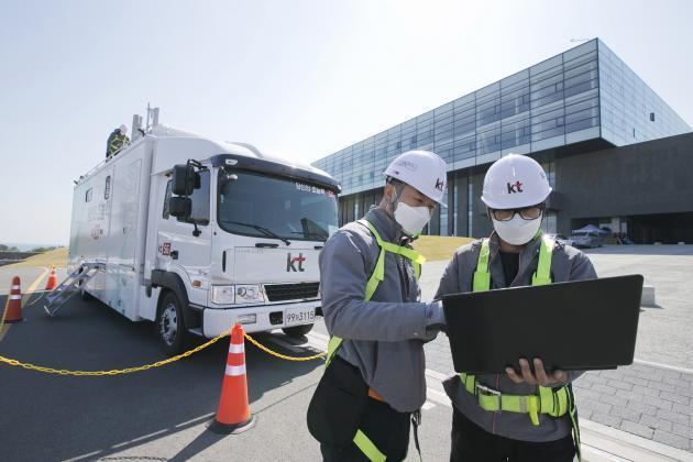 경북 경주의 코로나19 생활치료센터에서 KT 직원들이 차량 이동기지국을 배치하고 품질을 점검하고 있다.