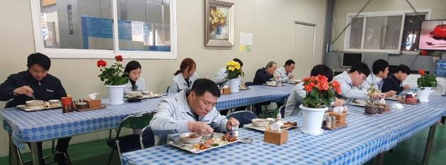 세종전기공업 직원들이 대면 접촉을 최소화하며 점심식사를 하고 있다. 