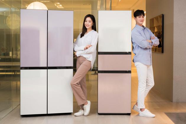 삼성전자 모델이 수원 삼성전자 디지털시티 프리미엄하우스에서 비스포크(BESPOKE) 냉장고 신제품을 소개하고 있다.