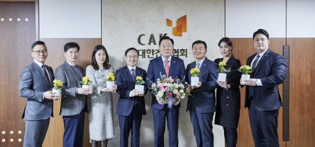 대한건설협회 김상수 회장(왼쪽 다섯 번째)과 노란 히아신스를 든 임직원들이 캠페인 동참 기념촬영을 하고 있다.