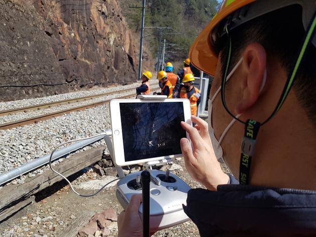 한국철도 직원들이 드론을 이용해 낙석 위험 구간을 점검하고 있다.