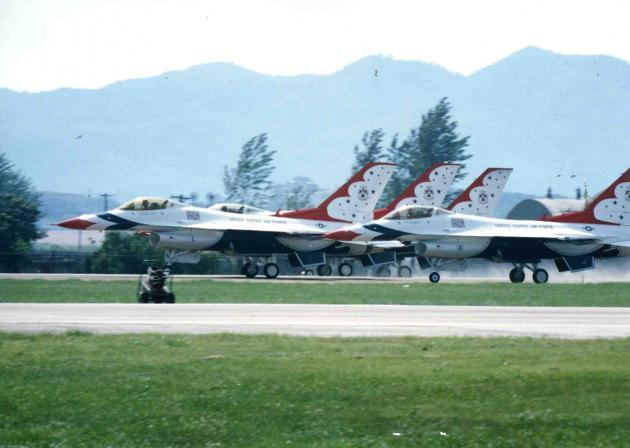 수원 군 공항에서 이륙하고 있는 F-16 전투기(제공: 연합뉴스)